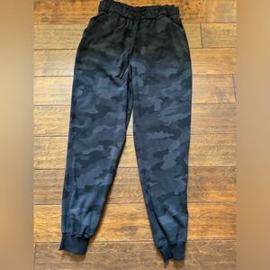 NWOT lululemon On the Fly camo joggers in black size 6
